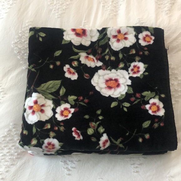 The Royal Company Black floral Towel set bundle - Picture 5 of 8